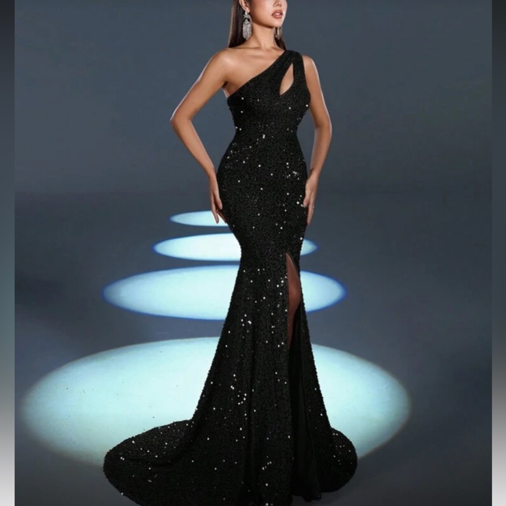 Elegant Black One-Shoulder Evening Gown